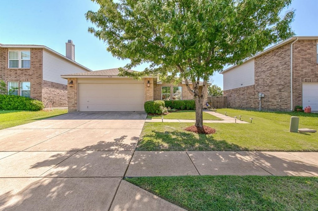924 Mosaic Dr, Fort Worth, TX 76179