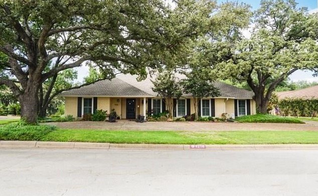 4216 Ridglea Country Club Dr, Fort Worth, TX 76126