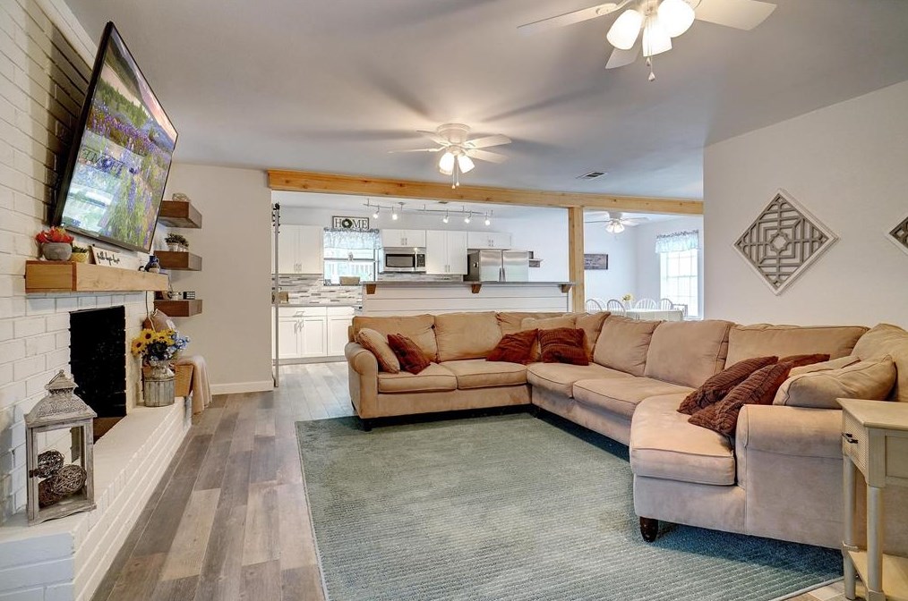1210 Capetown Dr, Grand Prairie, TX 75050-3221