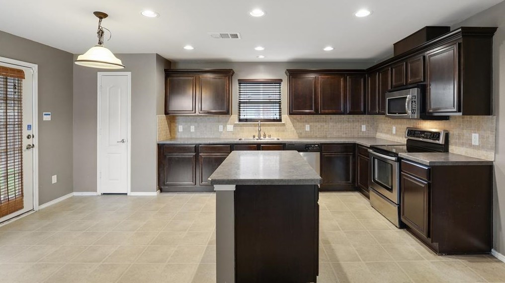 1327 Saltillo St, Grand Prairie, TX 75051-4460