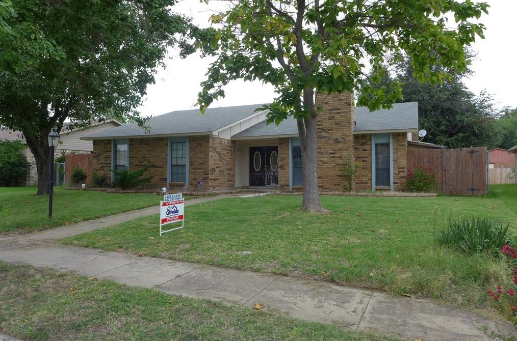 2006 Burrows Trl, Grand Prairie TX  75052-1950 exterior