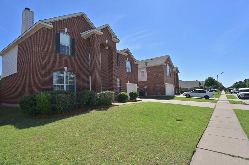 2407 Ranchview Dr, Grand Prairie, TX 75052-7802