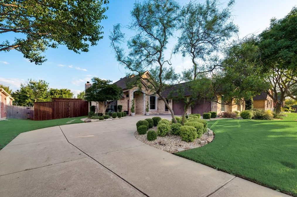 2435 Waterside Dr, Grand Prairie TX  75054-6806 exterior