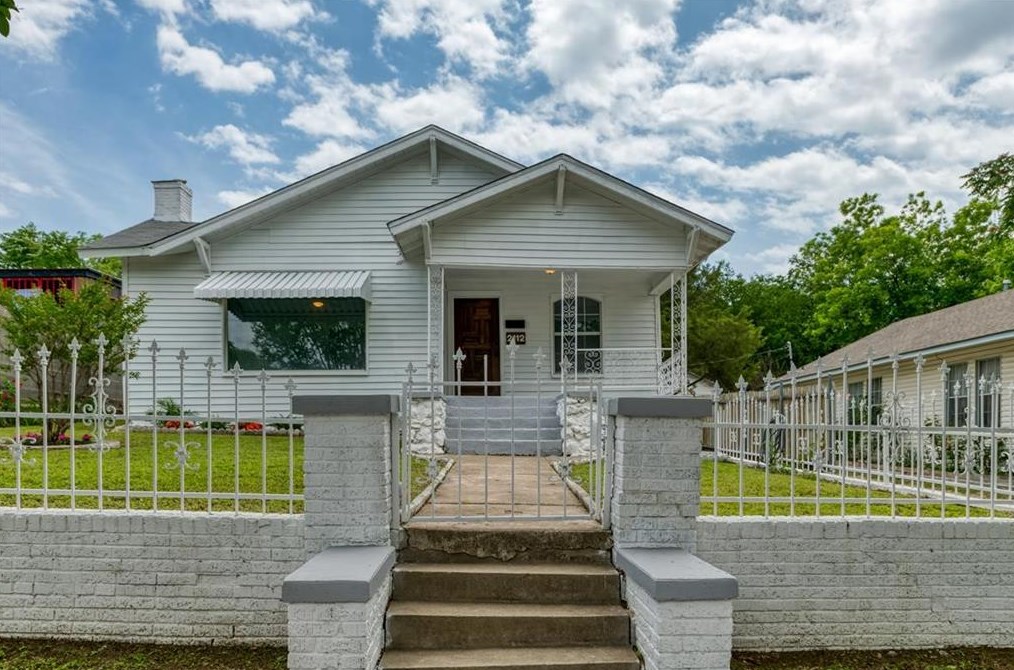 2112 Chestnut Ave, Fort Worth, TX 76164-7951