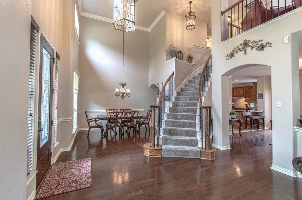 631 Creekwood Ln, Grand Prairie, TX 75052-6694
