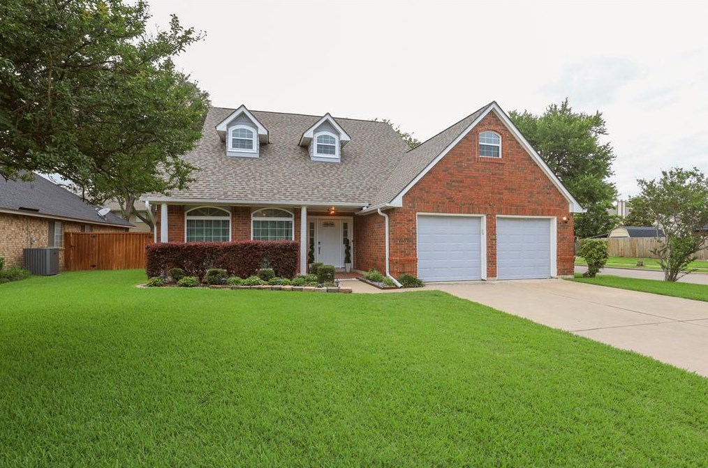 348 Clayton St, Grand Prairie, TX 75052-3320