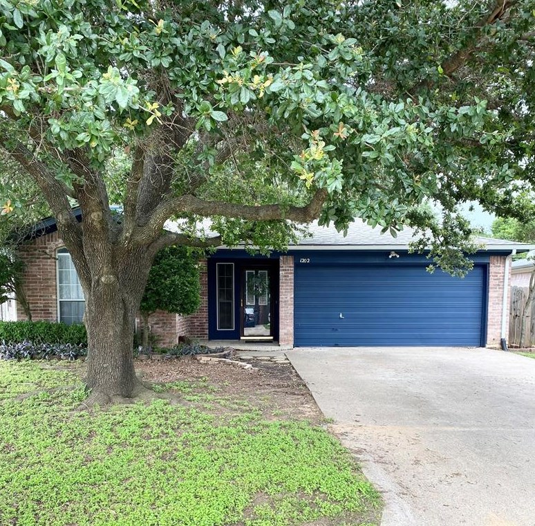 1202 Stone Creek Dr, Midlothian, TX 76063