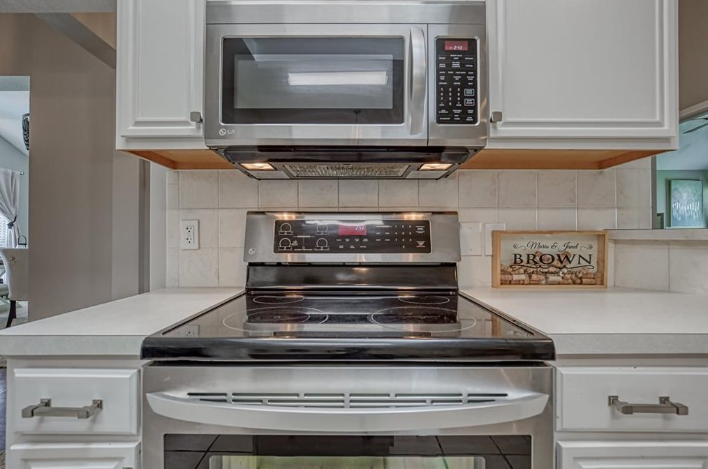 1620 Sandalwood Dr, Grand Prairie TX  75052-1679 exterior
