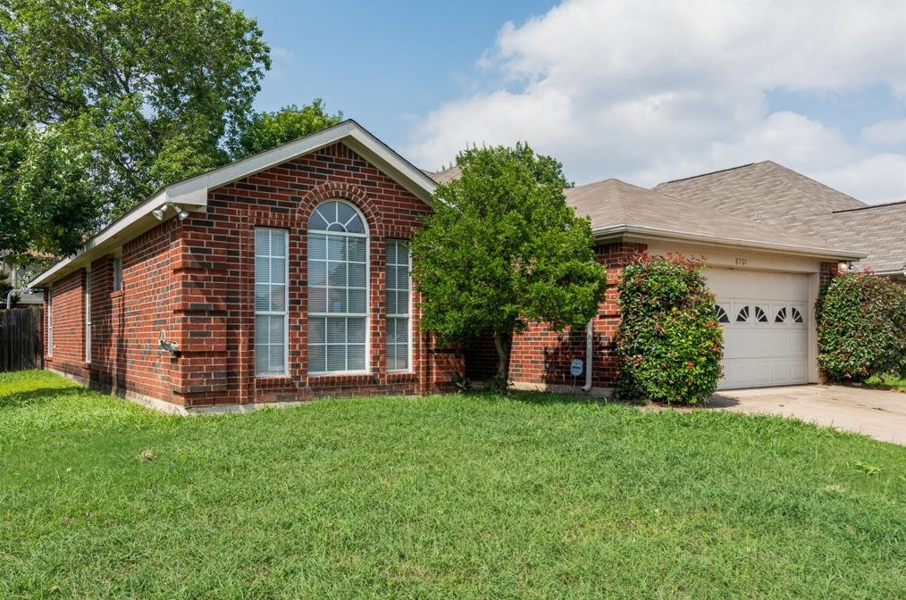 8701 Mystic Trl, Fort Worth, TX 76118