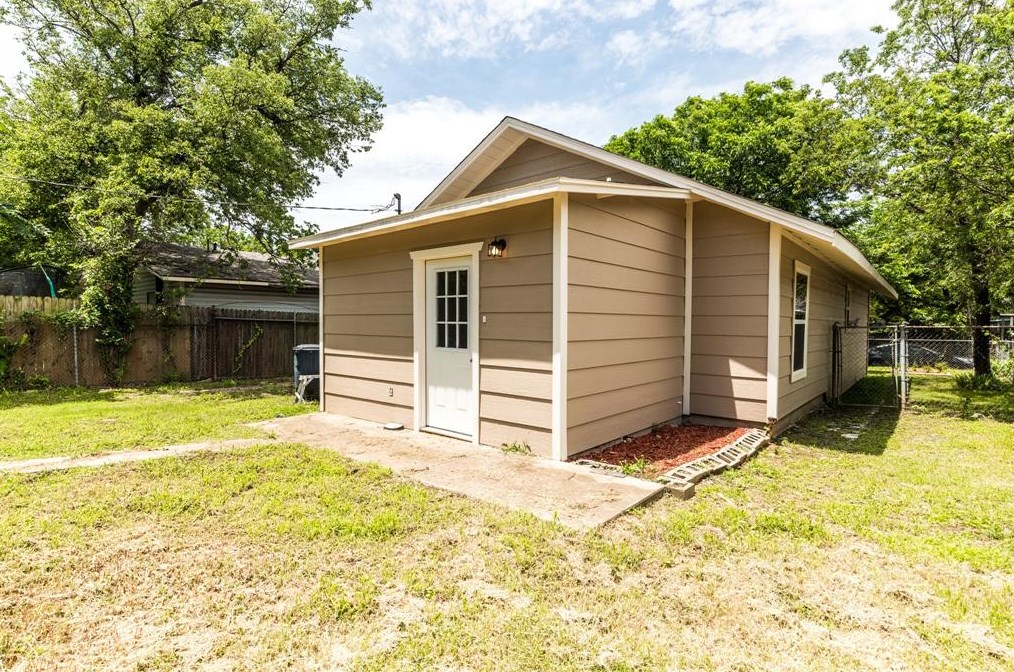 2202 Chestnut Ave, Fort Worth TX  76164-7953 exterior