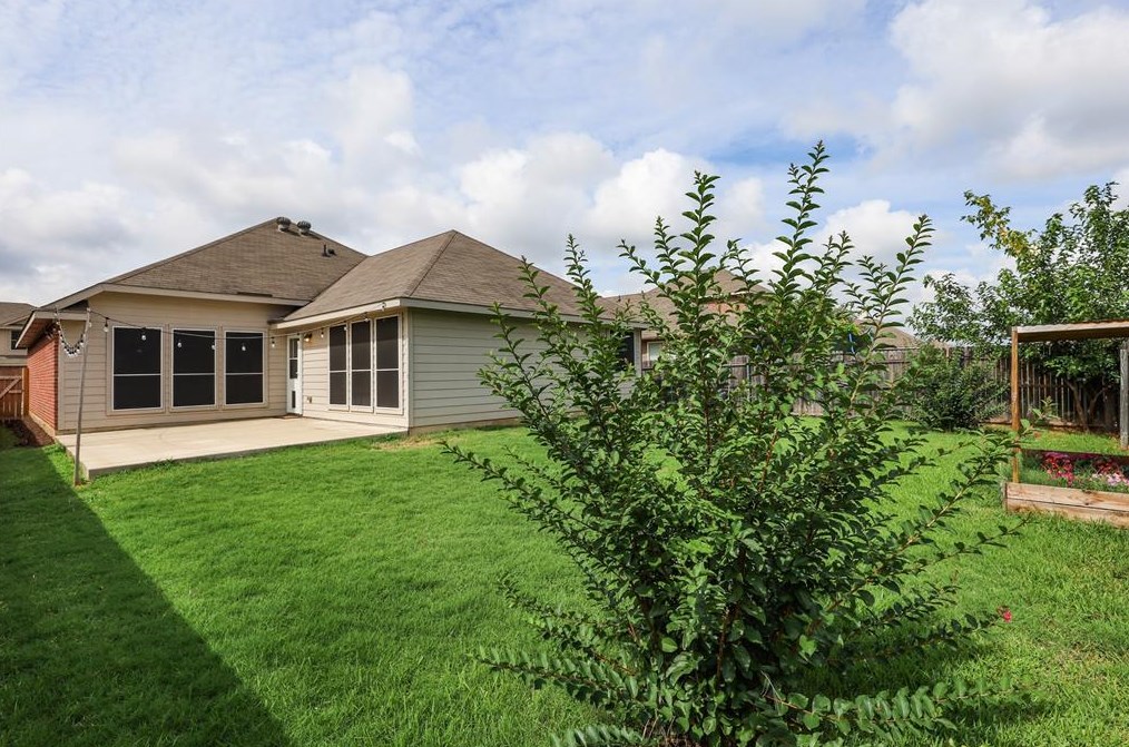 512 Crescent Creek Ln, Fort Worth, TX 76140