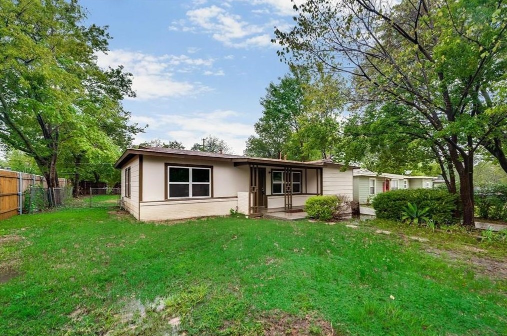304 Hillcrest St, Midlothian, TX 76063