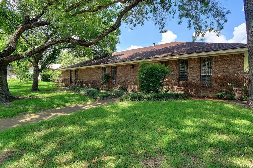 2433 Cypress Dr, Grand Prairie, TX 75050-1705
