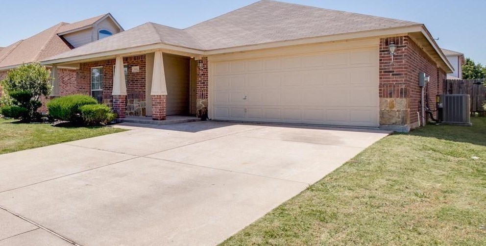3132 Royal Crest Dr, Fort Worth, TX 76140