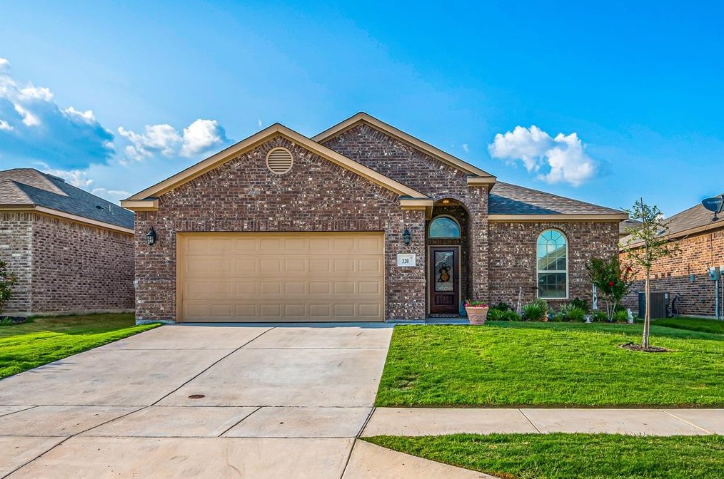 320 Emerald Creek Dr, Fort Worth, TX 76131