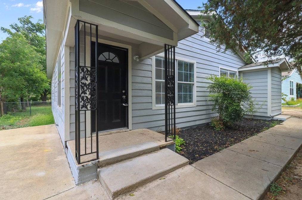 3221 N Pecan St, Fort Worth, TX 76106