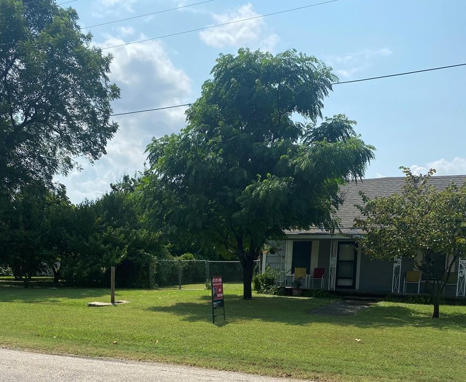 307 N Trappier St, Alvord, TX 76225