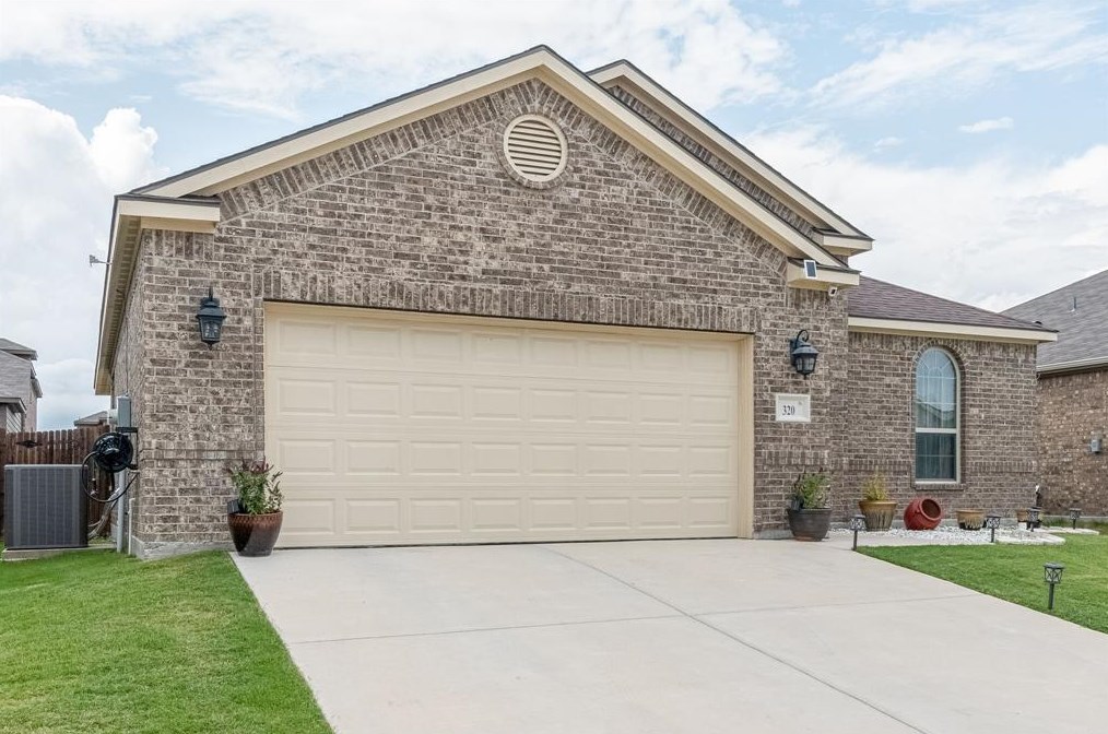 320 Lead Creek Dr, Fort Worth, TX 76131