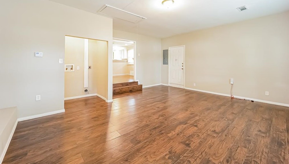 2906 Meadow Green Dr, Dallas TX  75234-4923 exterior