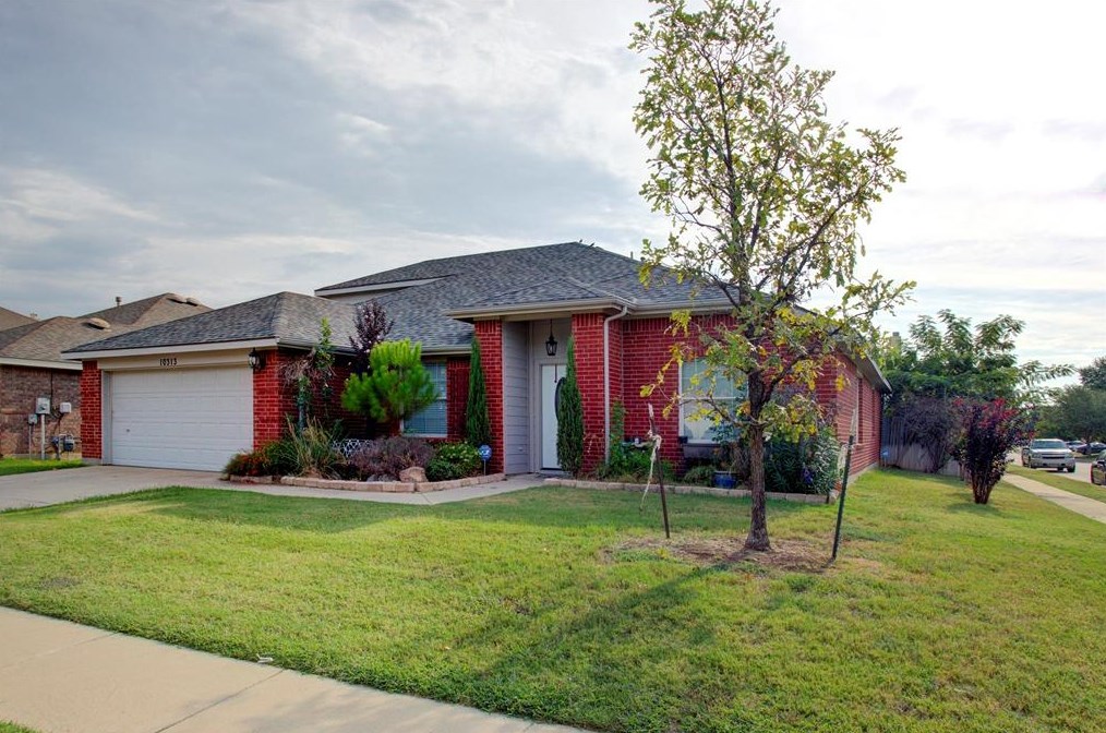10313 Black Forest Ct, Fort Worth, TX 76140
