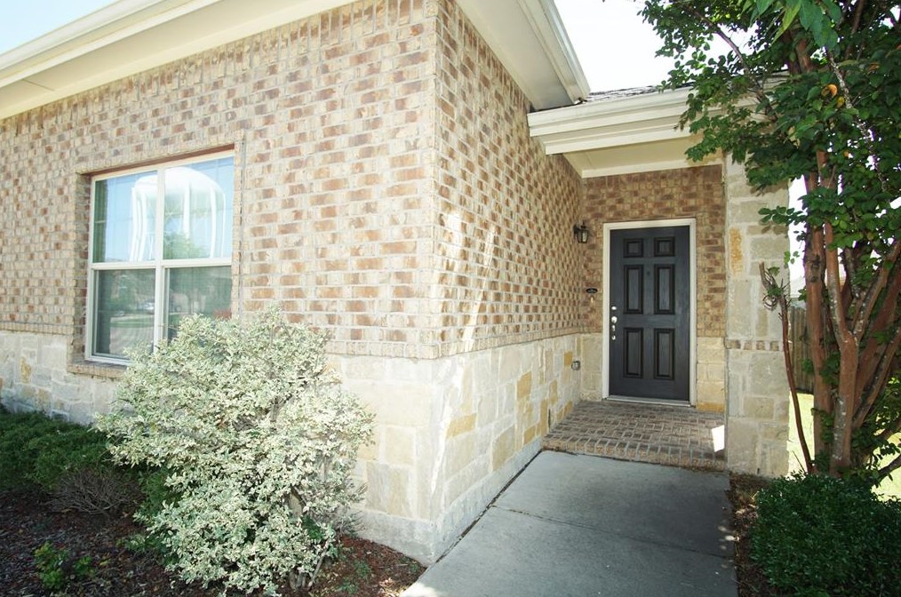 632 Alexander St, Grand Prairie TX  75051-6008 exterior