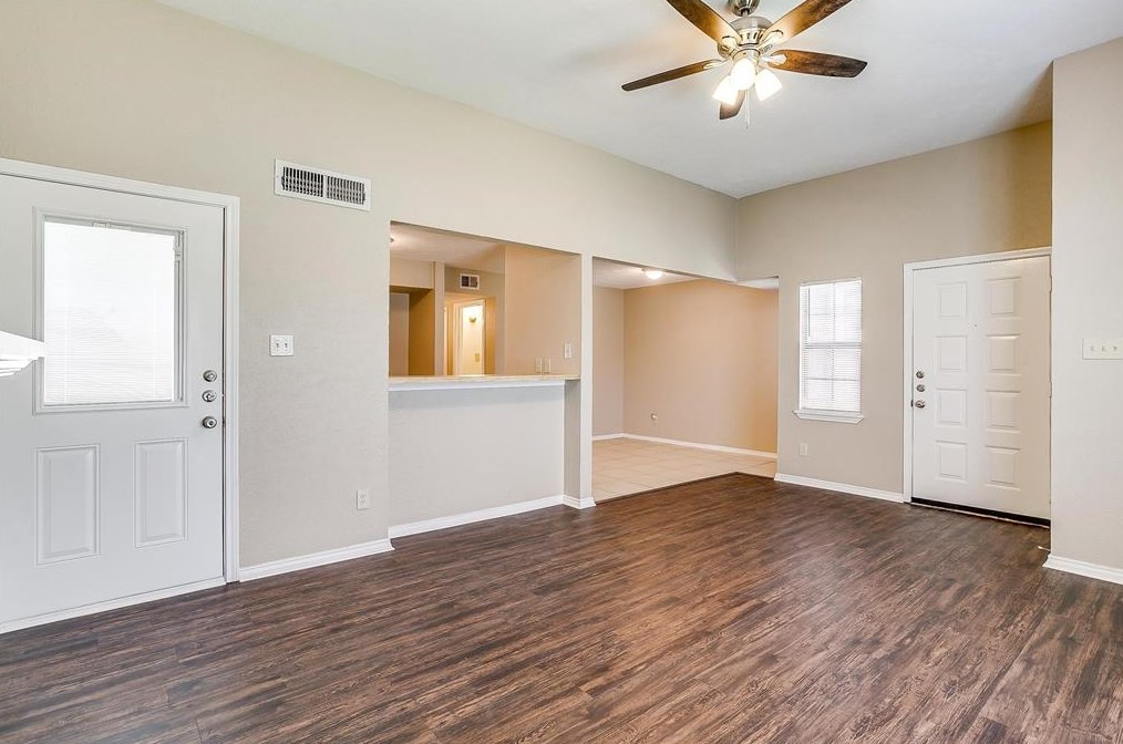 320 Liberty Pl, Grand Prairie TX  75052-5729 exterior
