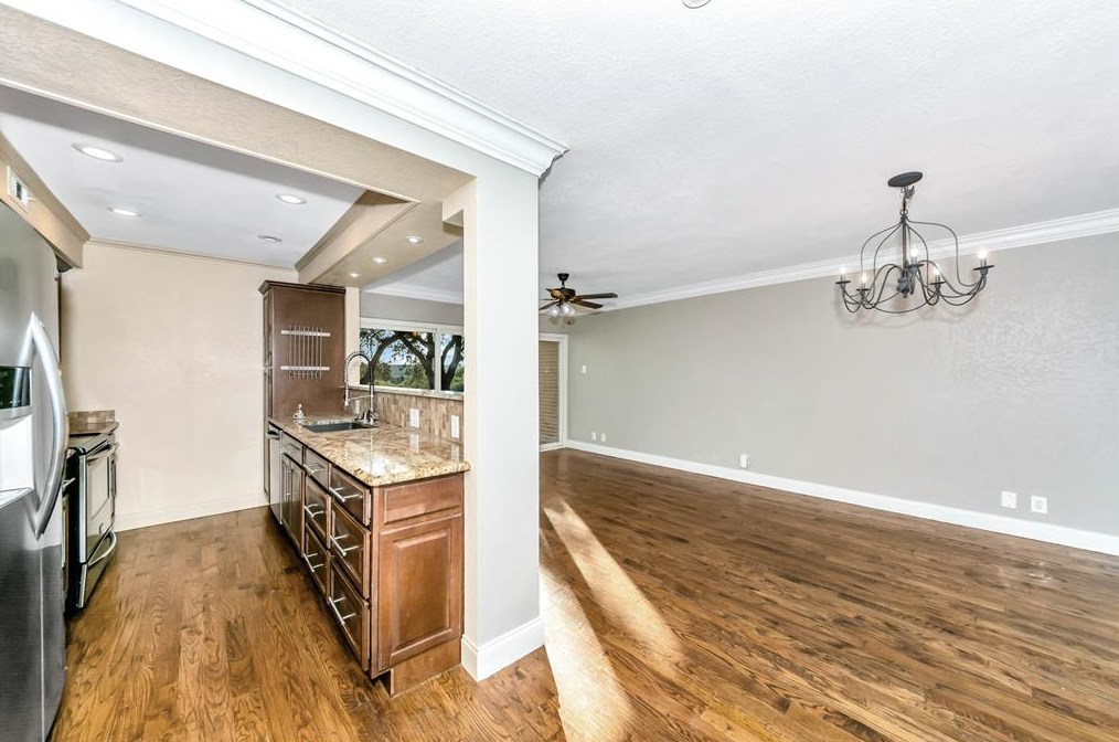 522 Avenue J, Grand Prairie, TX 75050-2524