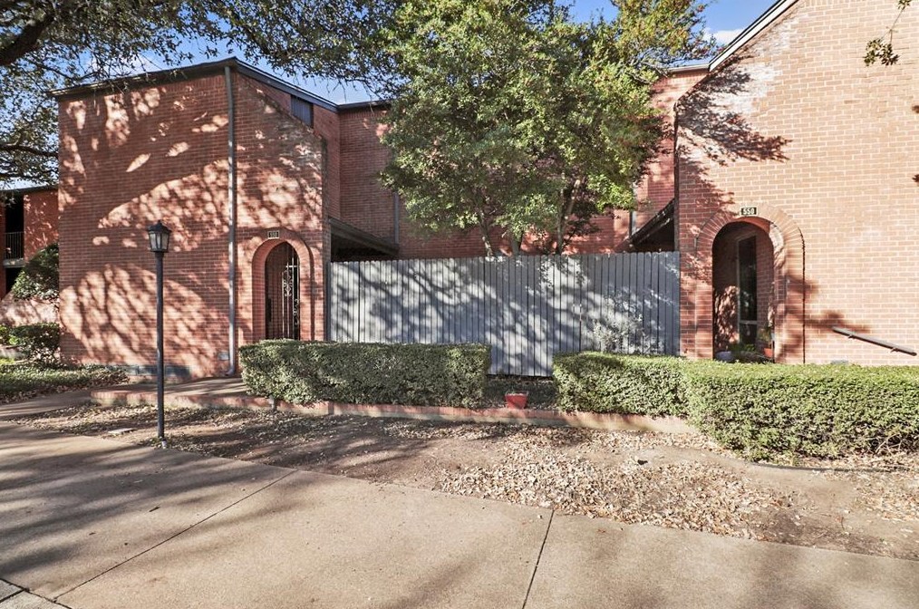 550 Avenue J, Grand Prairie, TX 75050-2538