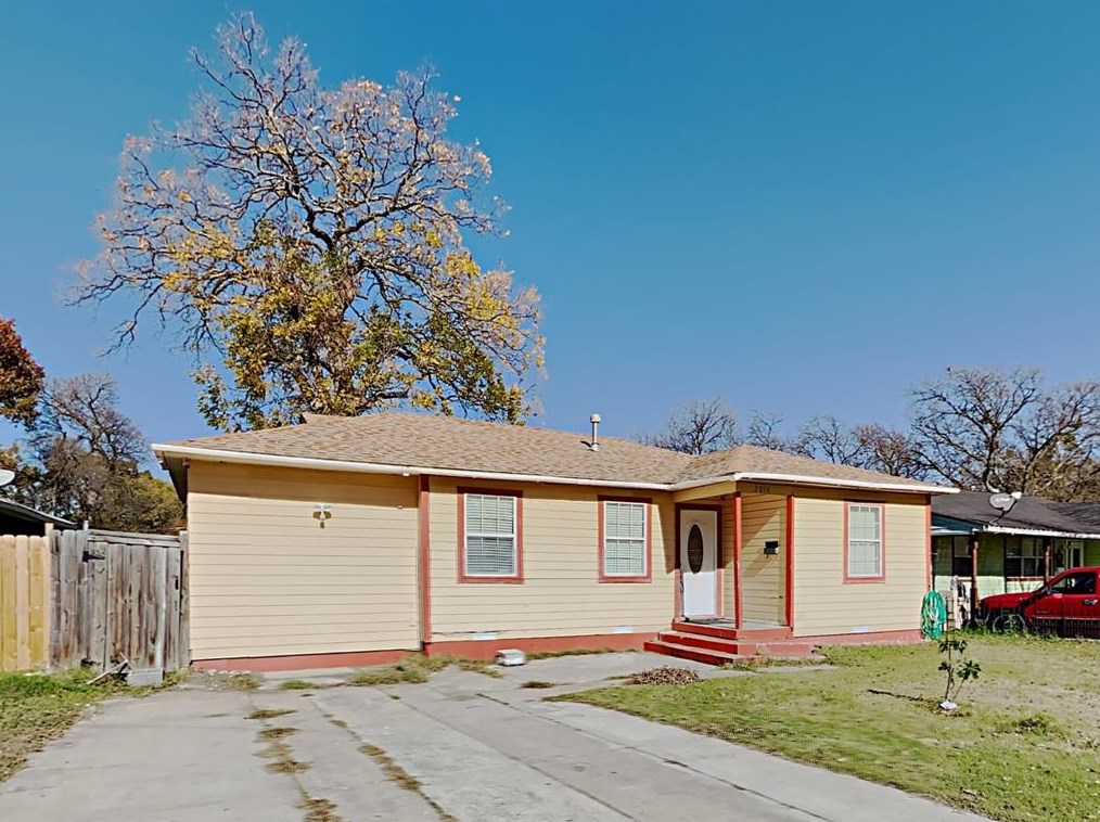 2014 Cottonwood St, Grand Prairie TX  75050-3954 exterior