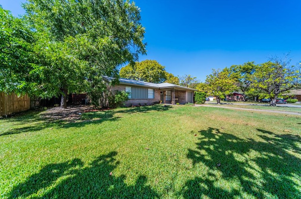 2002 Tompkins Dr, Grand Prairie, TX 75051-4039