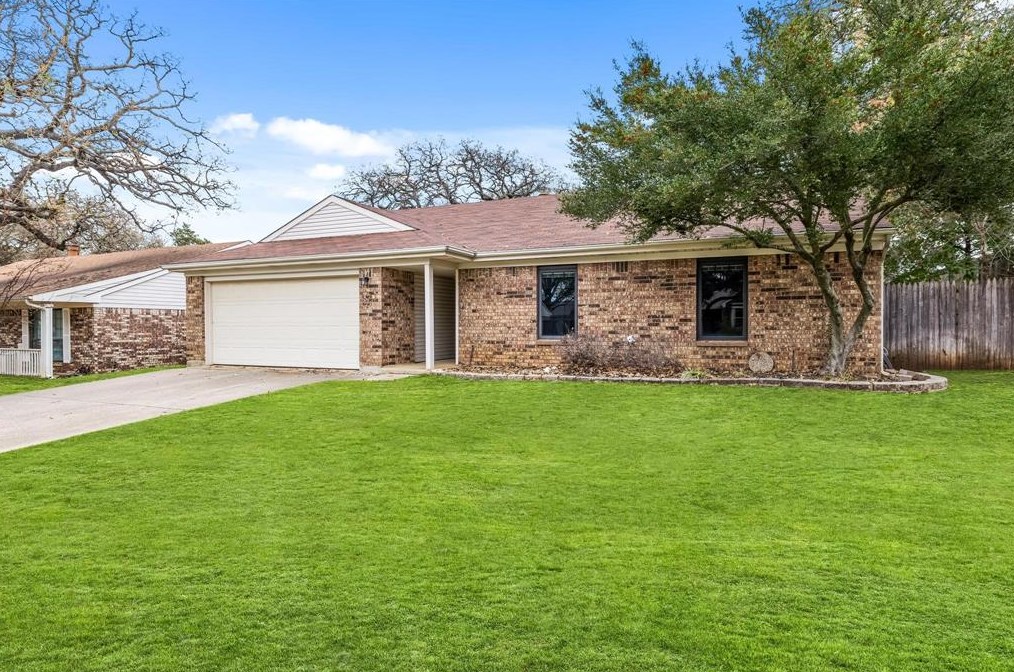 1156 Silverlake Dr, Grapevine, TX 76051-3390