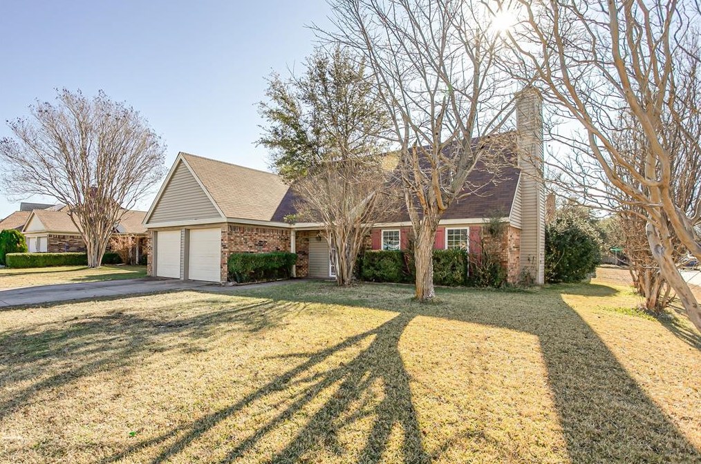 2533 Bentley Dr, Grand Prairie, TX 75052-4113