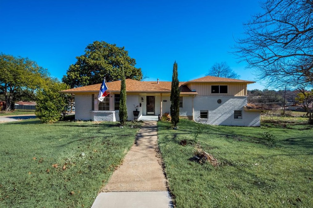 1018 Capetown Dr, Grand Prairie, TX 75050-3482