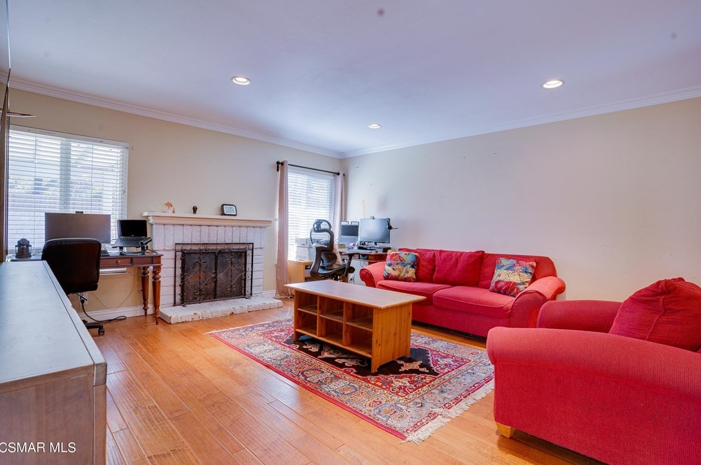 882 Maplewood Ave, Thousand Oaks, CA 91320-5563