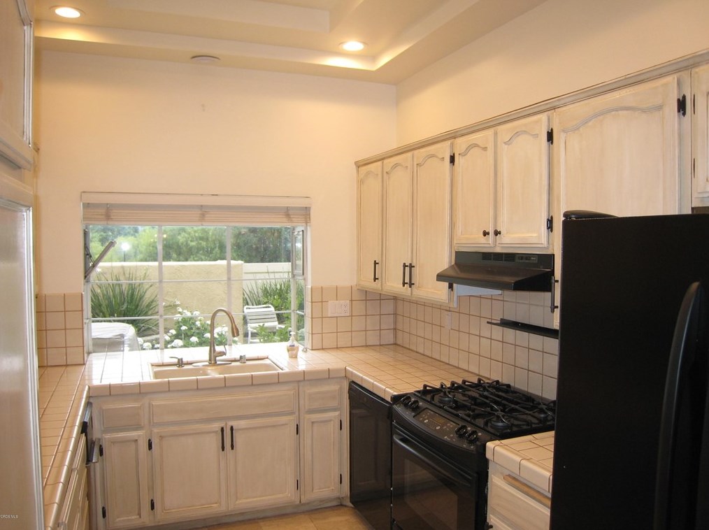3083 Hillcrest Dr, Thousand Oaks, CA 91362-3157