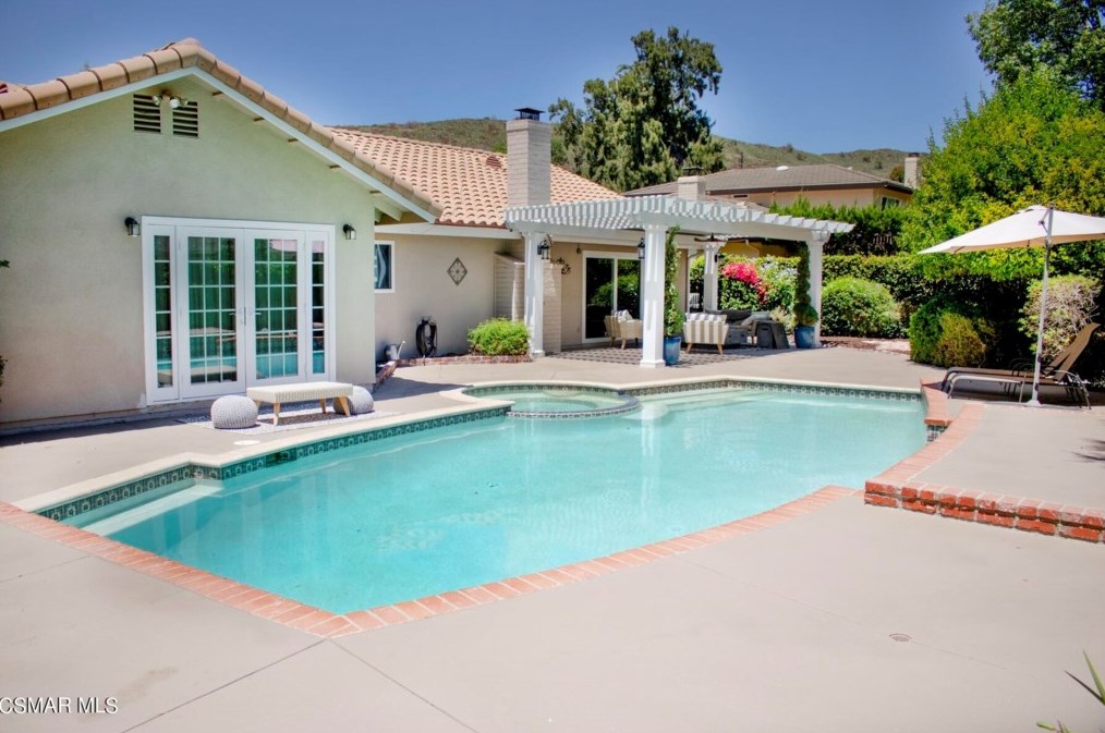 142 Magellan St, Thousand Oaks, CA 91360-2628
