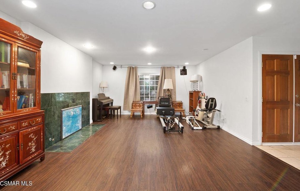 2093 Channelford Rd, Thousand Oaks, CA 91361-3508
