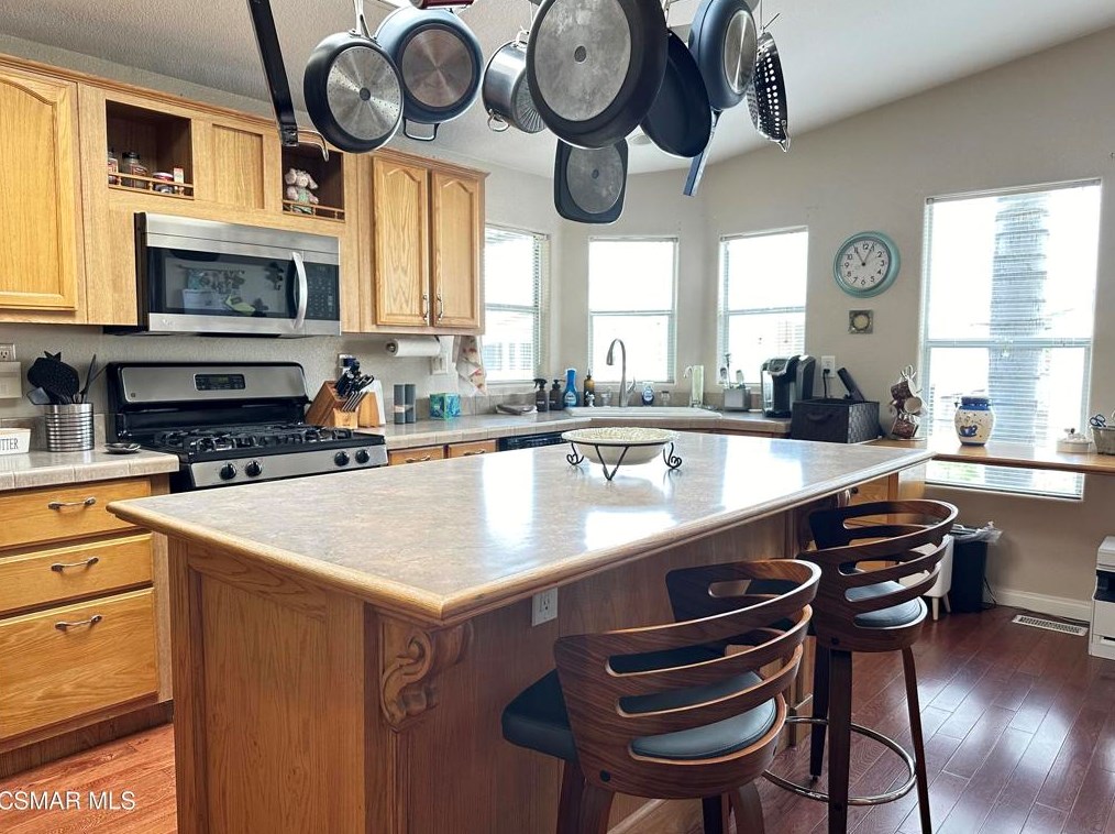 102 Camino Algarve #102, Camarillo, CA 93012