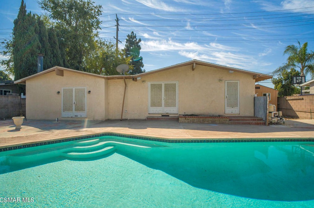745 Royal Ave, Simi Valley, CA 93065-4348