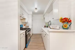 22050 Calvert St, Woodland Hills, CA 91367 - Photo 8