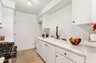 22050 Calvert St, Woodland Hills, CA 91367 - Photo 10