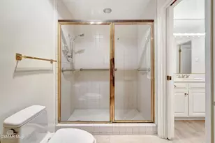 10550 Wilshire Blvd, Los Angeles, CA 90024 - Photo 20