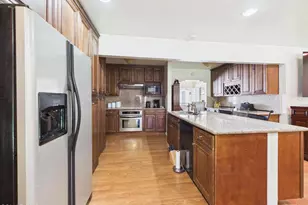 831 N Beachwood Dr, Burbank, CA 91506 - Photo 2