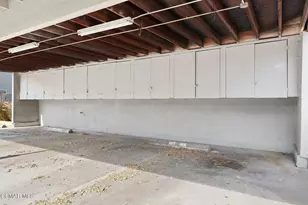 22050 Calvert St, Woodland Hills, CA 91367 - Photo 36