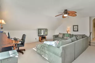 5260 Edgeware Dr, Calabasas, CA 91301 - Photo 32