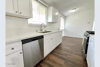 1070 Dennis Avenue, Simi Valley, CA 93065 - Photo 12