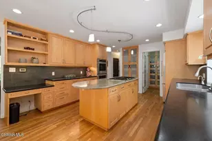 21705 Entrado Dr, Topanga, CA 90290 - Photo 16