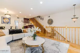 18102 Burbank Blvd, Tarzana, CA 91356 - Photo 2