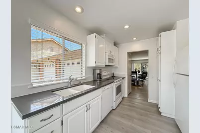 16150 Village 16 Drive, Camarillo, CA 93012 - Photo 12