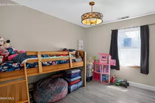 458 W Spruce Ave, Pinedale, CA 93650 - Photo 8